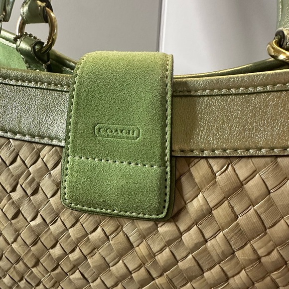 💚✨Pristine condition Coach woven tote with green metallic and suede detail - Picture 9 of 9